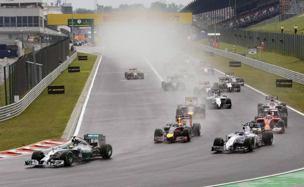  Nico Rosberg subito in testa al via del gran premio di Ungheria. Il tedesco resiste agli attacchi di Vettel e Bottas.Epa